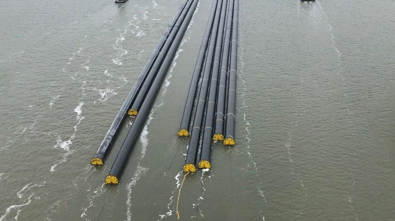 About 4 km of pipe hang on this tow transport. The pipe length of up to 523 m and the diameter up to OD 2.83 m set a world record!